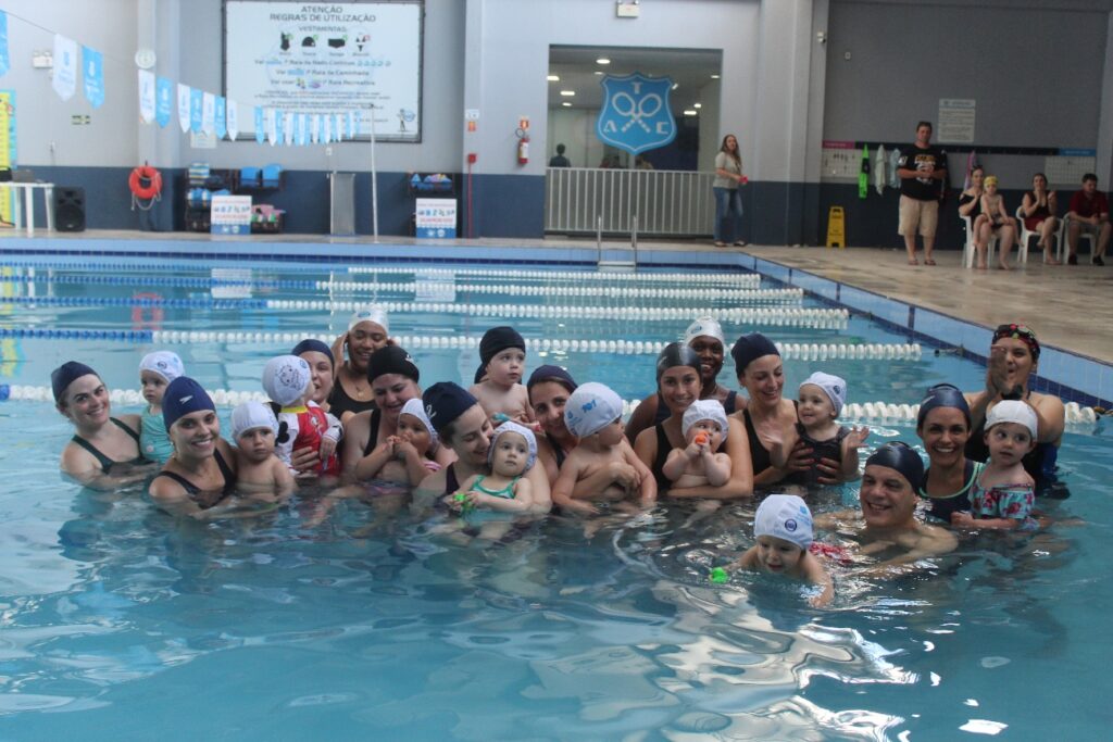 Clube oferece piscina aquecida para atividades aquáticas