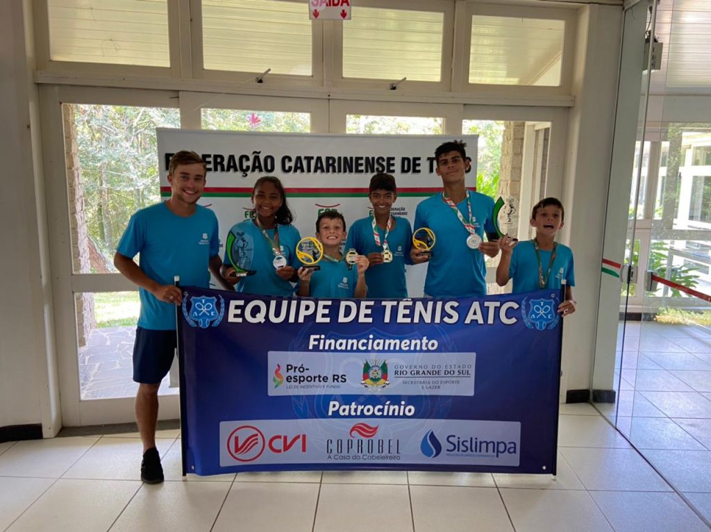 Equipe de tênis conquista quatro títulos na 4ª etapa do Circuito Sul Brasileiro de Verão